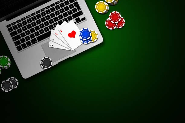 Live dealer at blackjack table in jamuwin HD studio with cards visible
